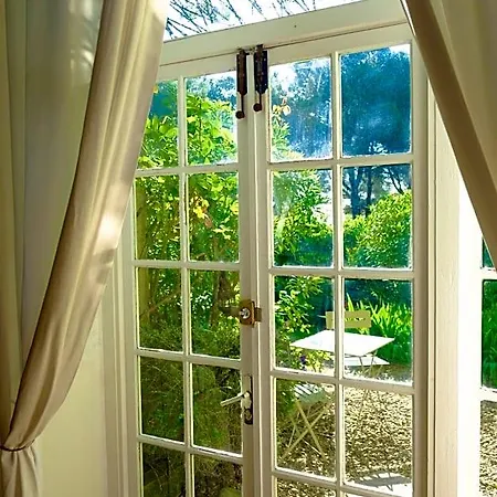 Oda ve Kahvaltı Au Bord De Thau